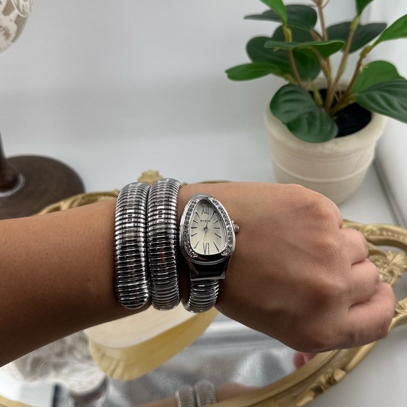 Elegant silver-tone wrap watch in the famous luxury Serpenti style - Picture 13 of 17